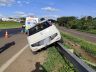Veículo, sem controle, subiu no guardrail da SP-310