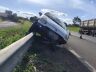 Veículo, sem controle, subiu no guardrail da SP-310