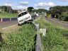 Veículo, sem controle, subiu no guardrail da SP-310