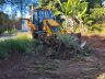 Retroescavadeira faz a limpeza do terreno: pedido atendido