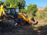 Retroescavadeira faz a limpeza do terreno: pedido atendido