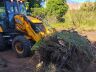 Retroescavadeira faz a limpeza do terreno: pedido atendido