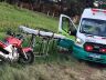 Motociclista é atendido por socorristas: encaminhado à Santa Casa