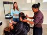 As atividades começaram com sessões de corte de cabelo, escova e maquiagem