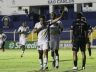 Dezin e companheiros comemoram o gol que abriu o caminho da vitória são-carlense