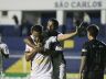 Dezin e companheiros comemoram o gol que abriu o caminho da vitória são-carlense