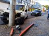 Doblò atingiu em cheio um poste no centro, após ser atingido