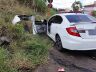 Carro ficou imobilizado em um barranco na Bernardino Fernandes Nunes