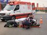 Vítima sendo socorrida após o acidente: escoriações pelo corpo