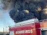 Bombeiro combate o incêndio 