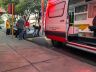 Ciclista sendo socorrido 