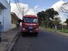 Bombeiros realizando buscas e a foto da enfermeira no detalhe