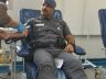Policial doando sangue na Santa Casa