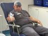 Policial doando sangue na Santa Casa
