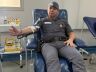 Policial doando sangue na Santa Casa