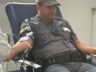 Policial doando sangue na Santa Casa