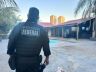 Policiais em um dos imóveis alvo da operação 