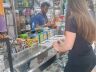 foto - Banca da XV: a cada 10 clientes que entram no local, 9 querem figurinhas