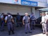 Movimentação policial defronte a lotérica onde aconteceu a troca de tiros.