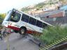 Tragédia iminente: ônibus despencou de um barranco no Jardim Gonzaga