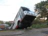 Tragédia iminente: ônibus despencou de um barranco no Jardim Gonzaga