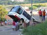 Tragédia iminente: ônibus despencou de um barranco no Jardim Gonzaga