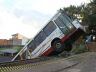 Tragédia iminente: ônibus despencou de um barranco no Jardim Gonzaga