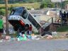 Tragédia iminente: ônibus despencou de um barranco no Jardim Gonzaga