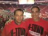 Em sua casa, em Houston, Nenê abraçado a Meneghelli e amigos: visita surpresa