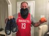 Em sua casa, em Houston, Nenê abraçado a Meneghelli e amigos: visita surpresa