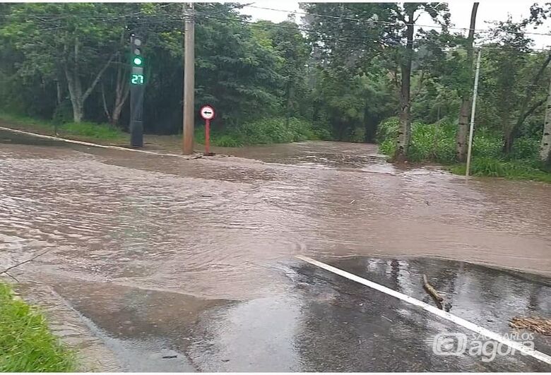Córrego transborda na região do Cristoq - Crédito: Nelsinho Pereira