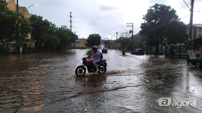 Motociclista passa pelo alagamento no CDHU - Crédito: Maycon Maximino
