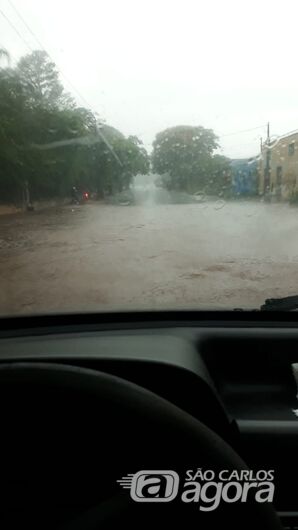 Chuva forte causa alagamento na entrada do bairro Cidade Aracy - Crédito: Whatsapp SCA - 99963-6036
