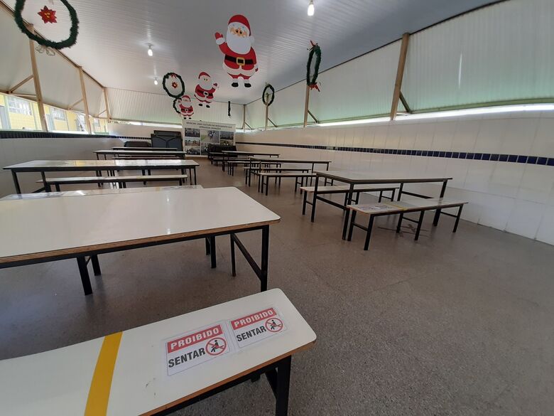 Prefeitura de Ibaté oferece Merenda nas Férias, de 11 a 29 de janeiro: bancos dos refeitórios são demarcados, respeitando o distanciamento social entre os alunos - Crédito: divulgação