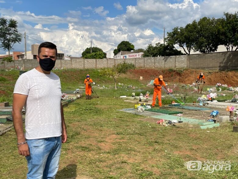 Vereador Rodson acompanha primeira etapa da limpeza do Cemitério Nossa Senhora do Carmo - Crédito: assessoria imprensa