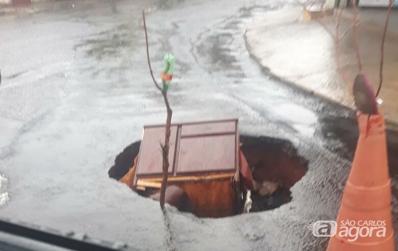 Cratera ‘engole’ até móvel no Jardim Belvedere - Crédito: Divulgação