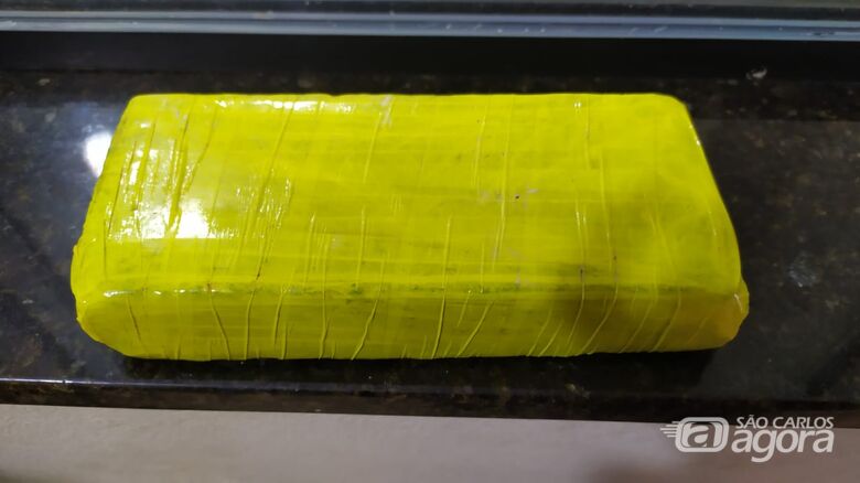 PMs encontram tijolo de maconha escondido em banco de motorista - Crédito: Maycon Maximino