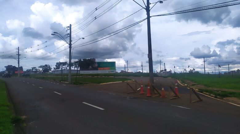 Poste foi instalado no meio da via - Crédito: Maycon Maximino