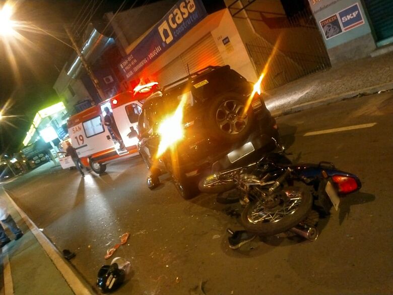 Colisão traseira deixa duas pessoas feridas na avenida São Carlos - Crédito: colaborador