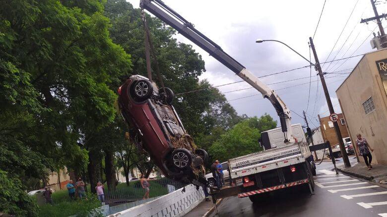 Carro foi retirado com a ajuda de um caminhão munck - Crédito: Maycon Maximino