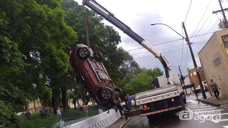 Carro foi retirado com a ajuda de um caminhão munck - Crédito: Maycon Maximino