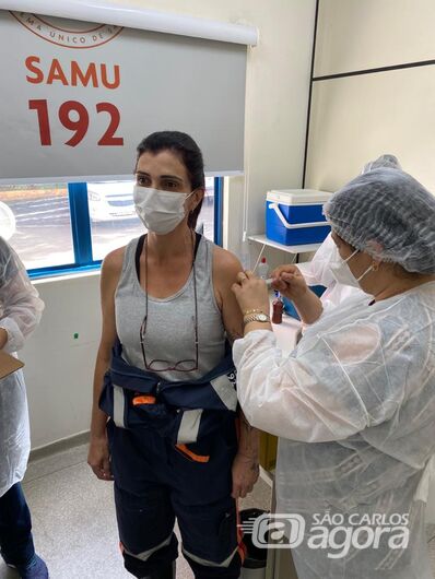 Funcionária do Samu é vacinada contra a Covid-19 - Crédito: divulgação