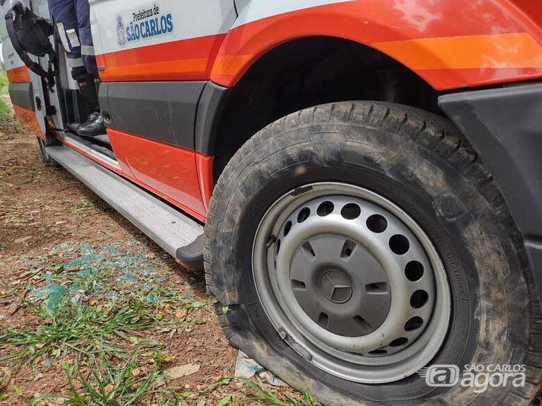 Pneus da ambulância do Samu foram furados - Crédito: Maicon Ernesto