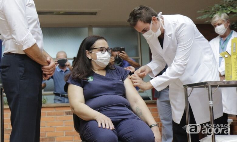 Primeira vacinada do interior de SP é técnica de Enfermagem do HC de Campinas - Crédito: divulgação