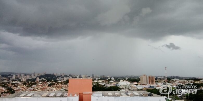 Leitor registrou chuva sobre o centro de São Carlos - Crédito: Whatsapp SCA - 99963-6036