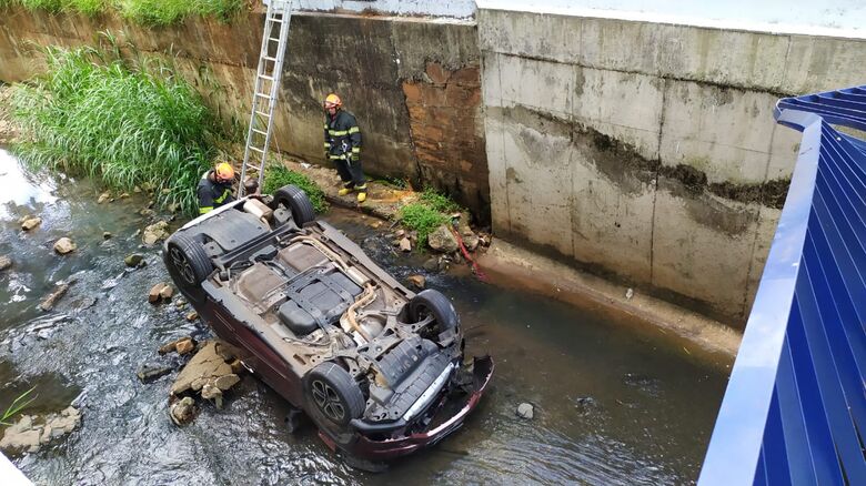 Carro foi parar dentro do córrego do Gregório - Crédito: Maycon Maximino