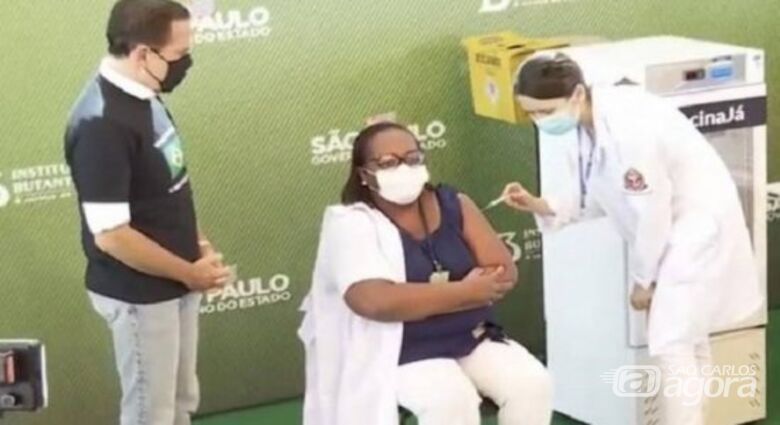 Enfermeira de São Paulo é primeira brasileira vacinada contra covid-19 - Crédito: reprodução