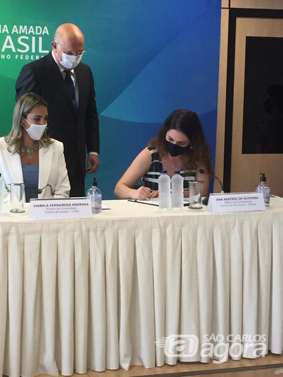 Ana Beatriz de Oliveira assina o termo de posse como Reitora da UFSCar - Crédito: divulgação