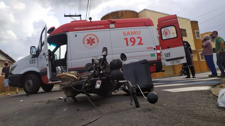 Moto ficou com a frente destruída - Crédito: Maycon Maximino