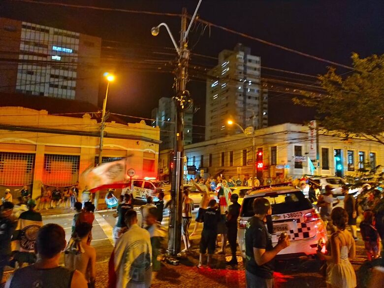 Torcedores comemoram o título da Libertadores em São Carlos - Crédito: Maicon Ernesto